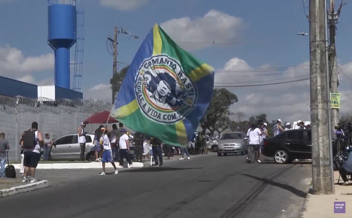 Torcedores do Cruzeiro já se concentram na porta da Toca da Raposa para recepcionar o goleiro Cássio