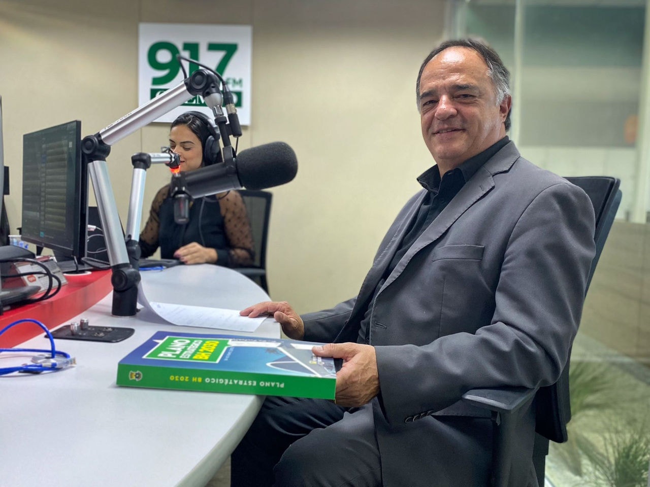 Mauro Tramonte durante entrevista ao Café Com Política, da rádio 91,7 FM O TEMPO