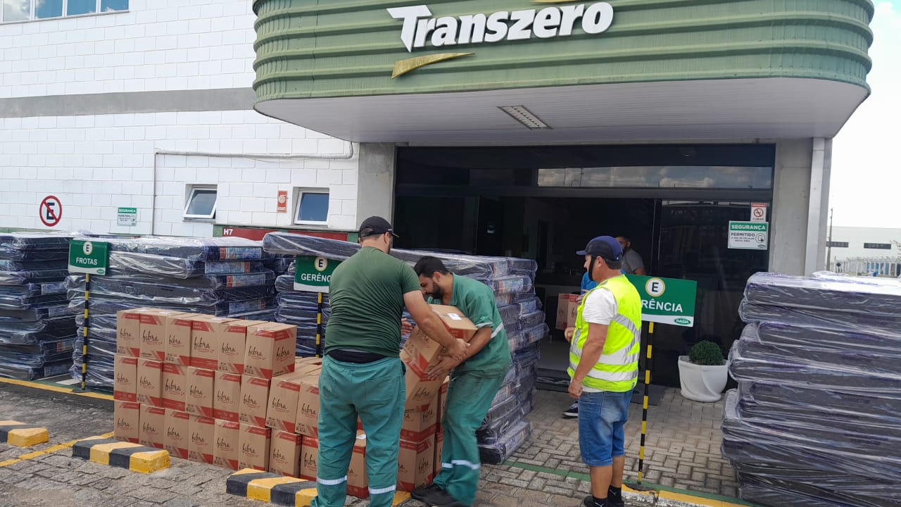 Funcionários do Grupo SADA durante carregamento da primeira carreta com doações que já partiu rumo ao Rio Grande do Sul