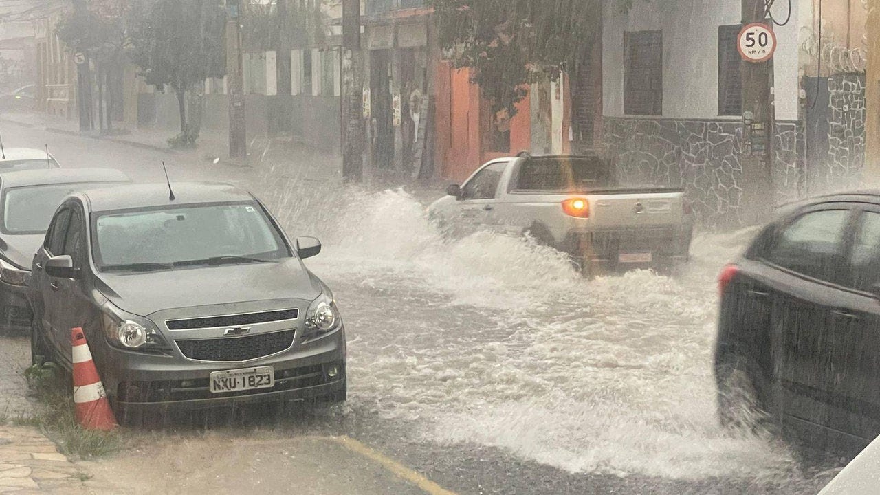 Chove forte no bairro Colégio Batista, região Nordeste de Belo Horizonte