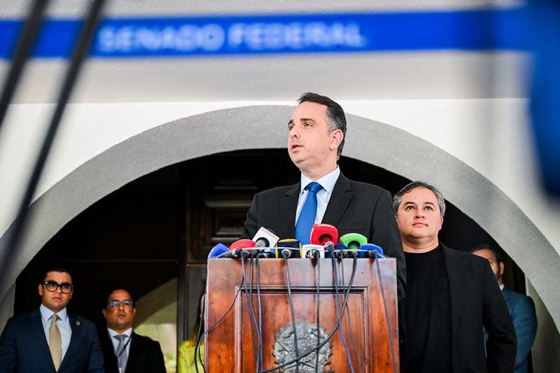 O presidente do Congresso Nacional, senador Rodrigo Pacheco (PSD-MG), ao anunciar que iria recorrer da deliberação do STF, na Residência Oficial da Presidência do Senado