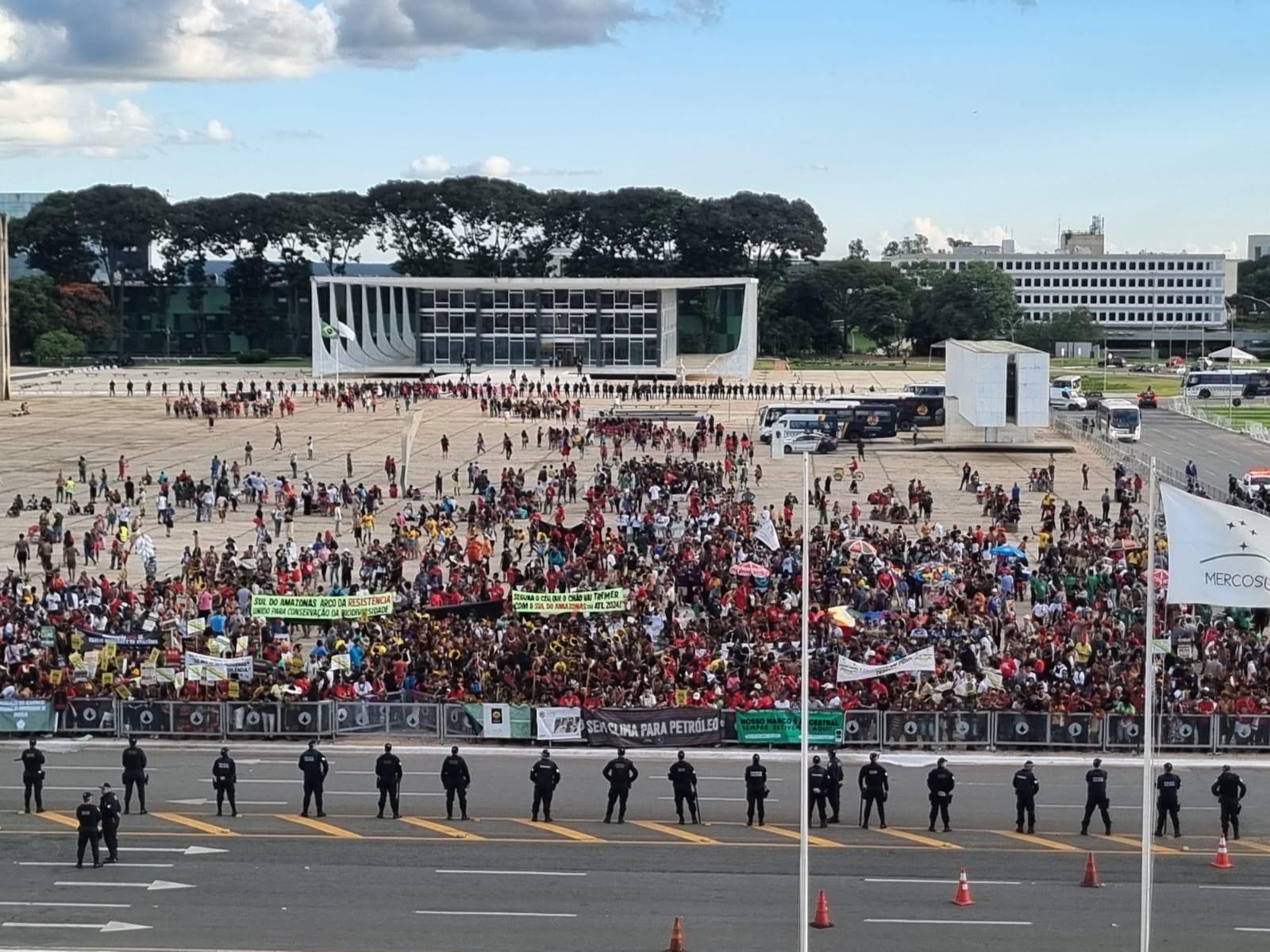 Indígenas fazem protesto na Praça dos Três Poderes, enquanto Lula recebe lideranças no Palácio do Planalto