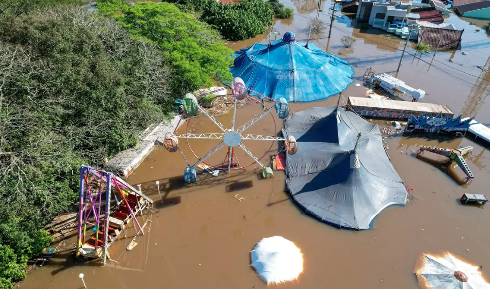 Parque de diversões submerso pelas enchentes no Rio Grande do Sul