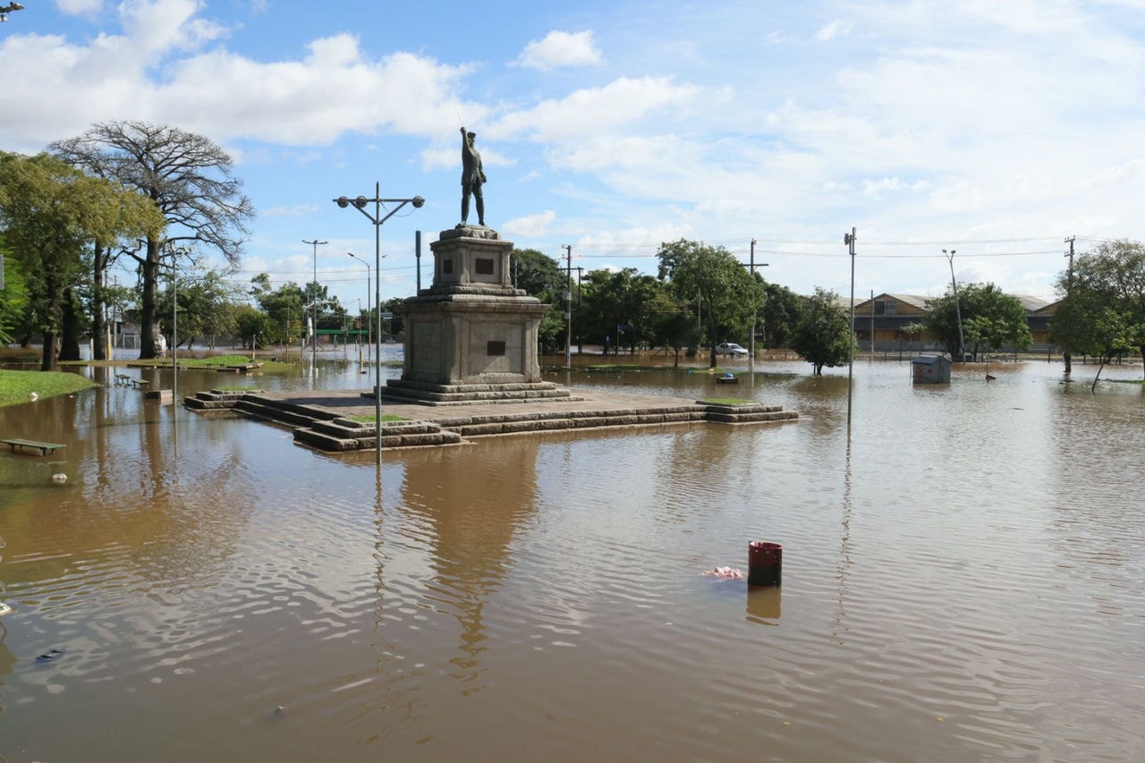 Centro histórico de Porto Alegre alagado após fortes chuvas