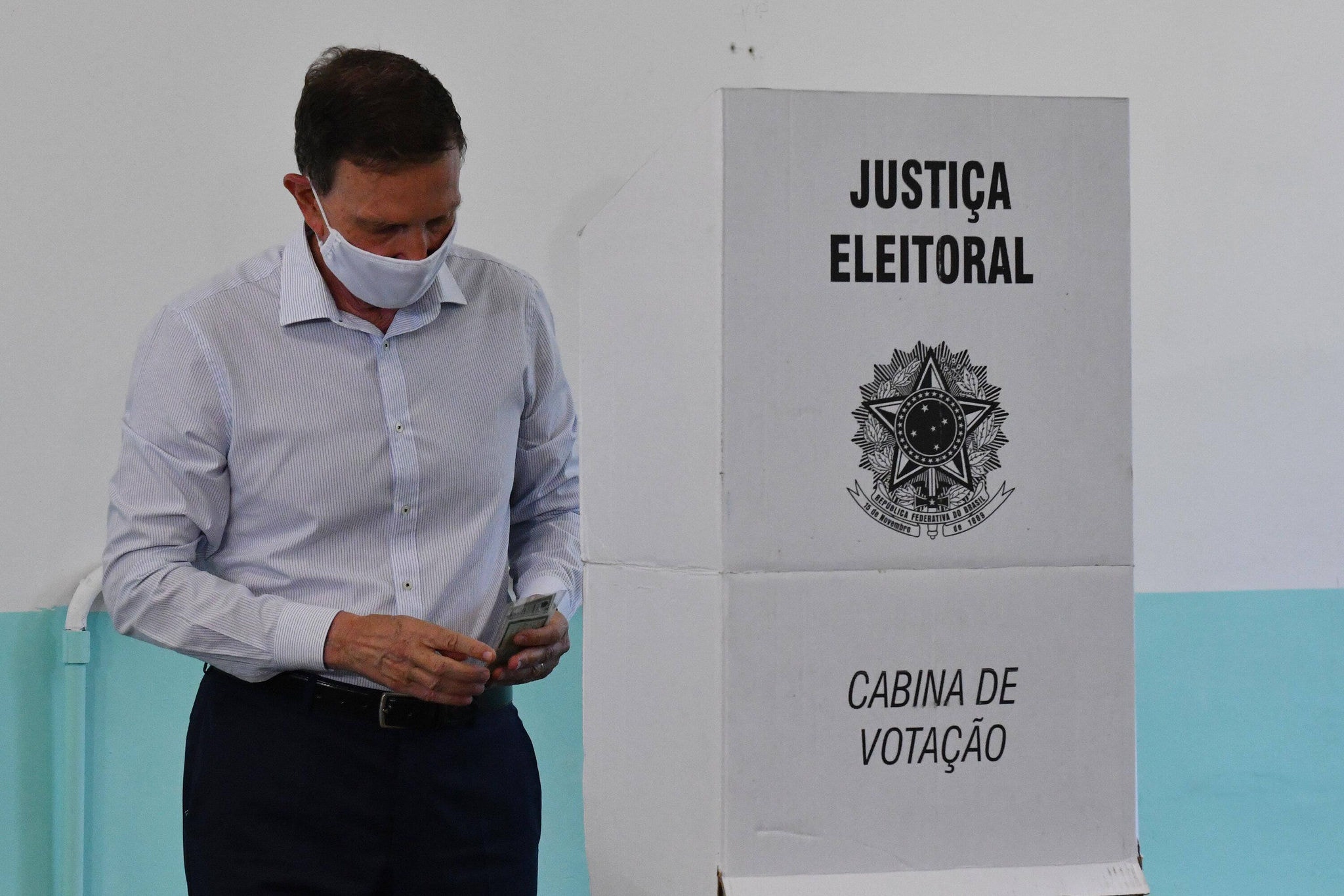 O atual prefeito do Rio de Janeiro e candidato à reeleição, Marcelo Crivella (Republicanos), vota no segundo turno das eleições municipais 2020