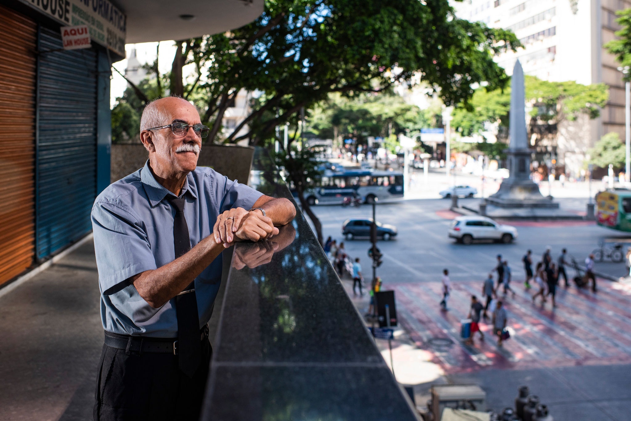 Porteiro de prédio por onde passam 1.500 pessoas por dia, Wilson, 67, diz que ama a profissão