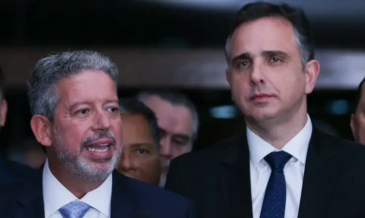 O presidente da Câmara dos Deputados, Arthur Lira, ao lado do presidente do Senado Federal, Rodrigo Pacheco; os dois visitaram o Rio Grande do Sul neste domingo (5)