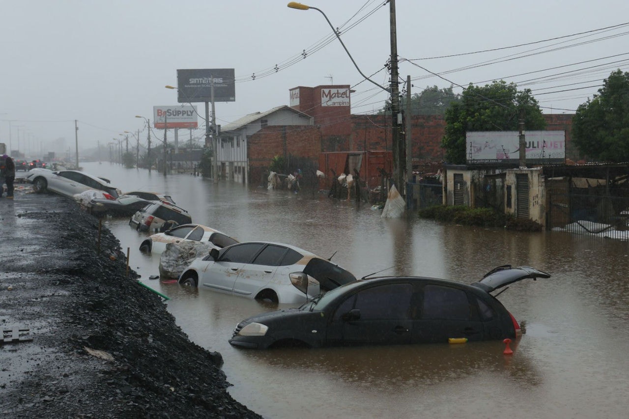 Carros foram arrastados e revirados pela força da água na BR-116, na altura do bairro Campina.