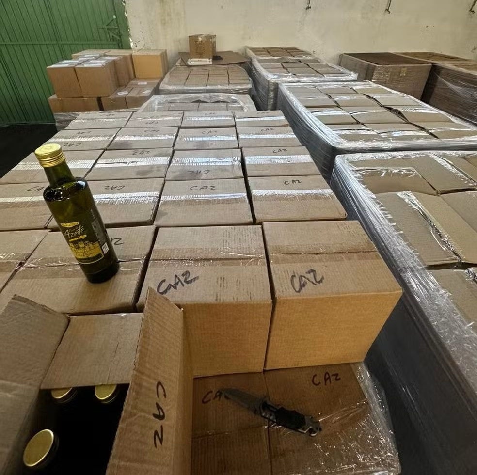 Polícia apreende mais de 30 mil galões de azeite clandestino em fábrica