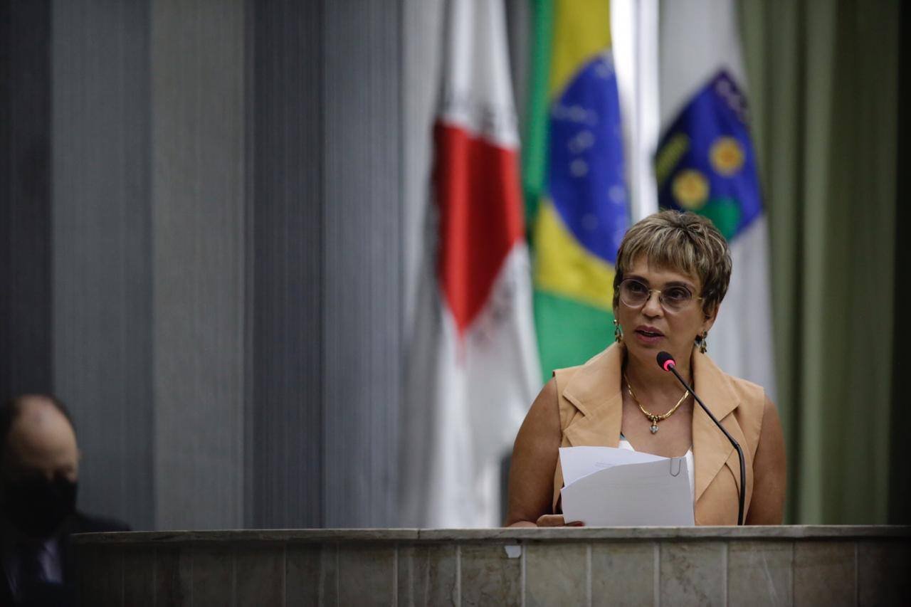 Marília a Campos discursa durante posse como prefeita de Contagem