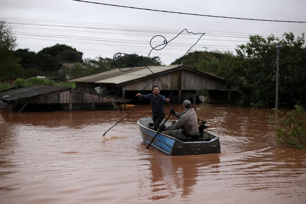 Enchentes no Rio Grande do Sul já deixaram 55 mortos, afirmou o governador do Estado, Eduardo Leite, na noite deste sábado (4)