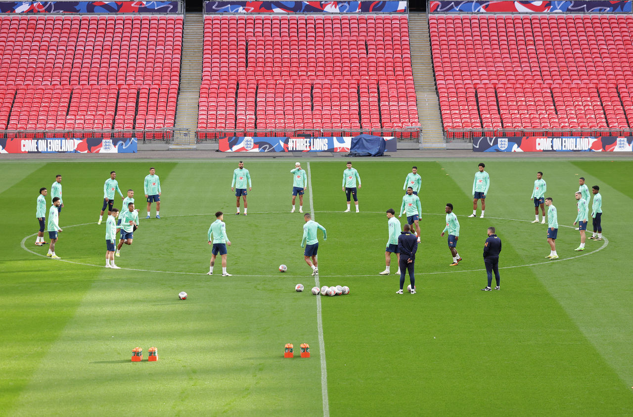 Jogadores da seleção brasileira participam de treinamento no gramado do estádio de Wembley, em Londres