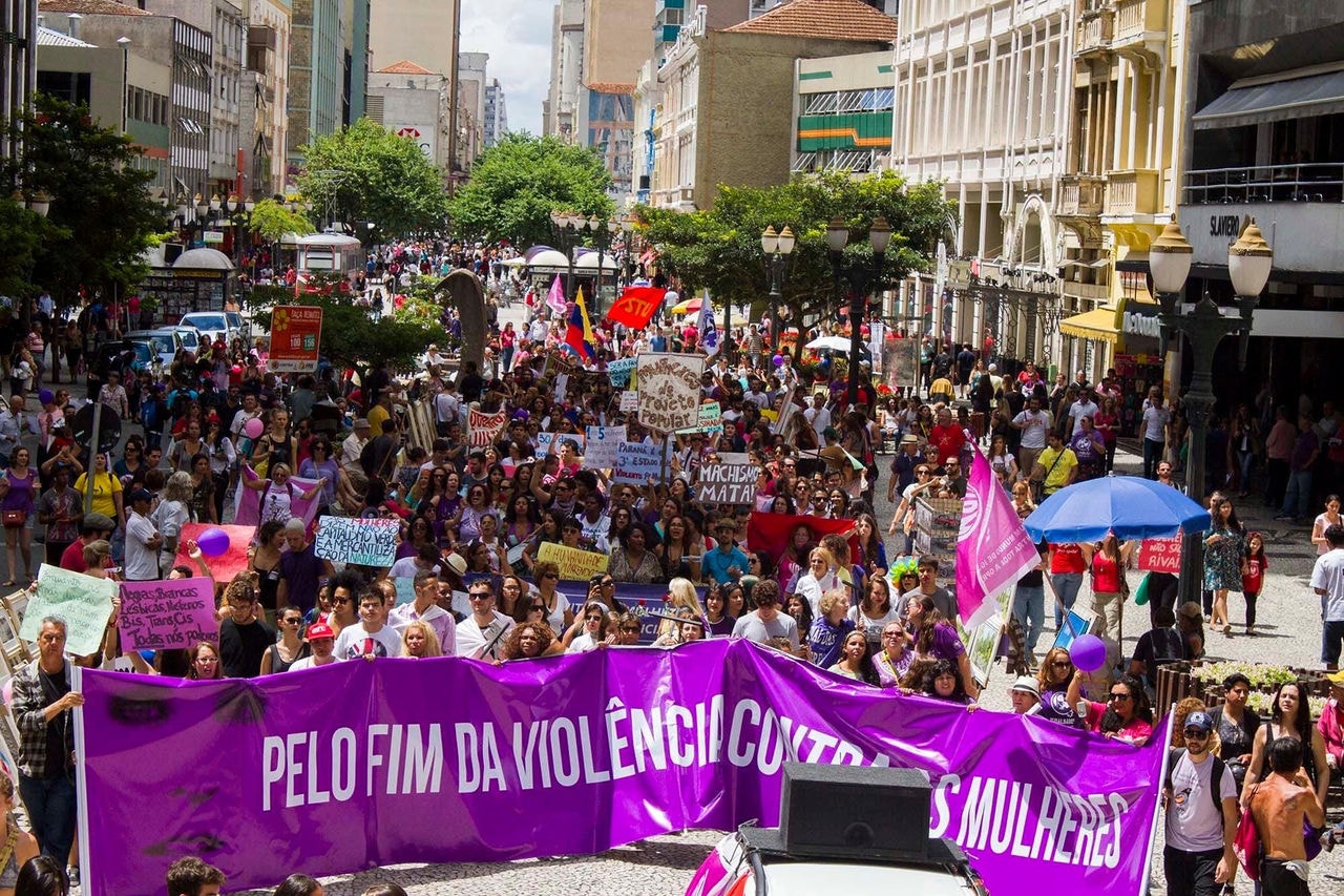 Participantes durante marcha pela igualdade de gênero, no centro de Curitiba, em 2014.
