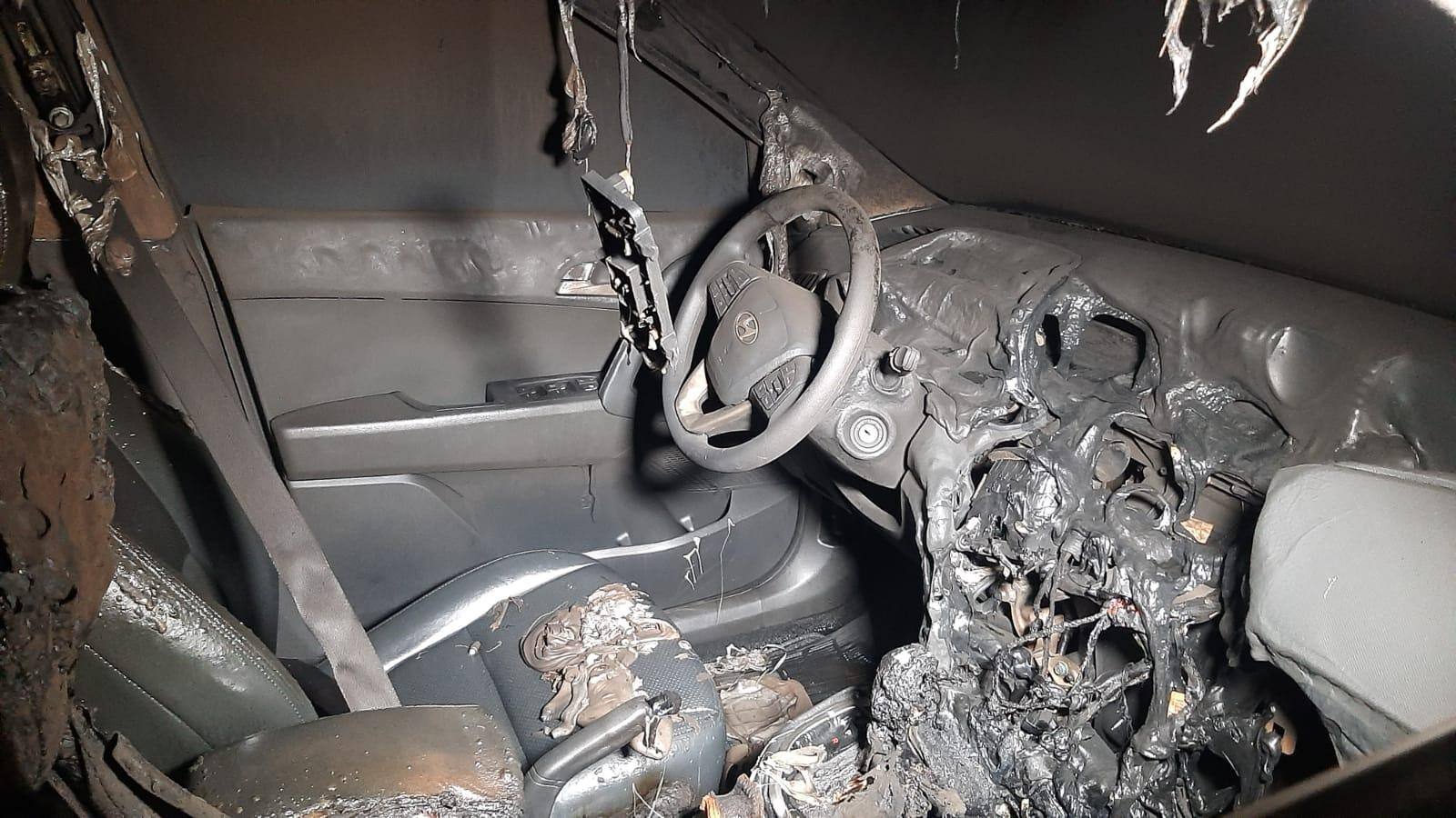 Carros foram queimados por bandidos após assalto no BH Shopping