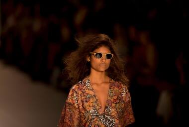 Desfile de abertura foi inspirado no verão, mas também trouxe peças metalizadas em preto