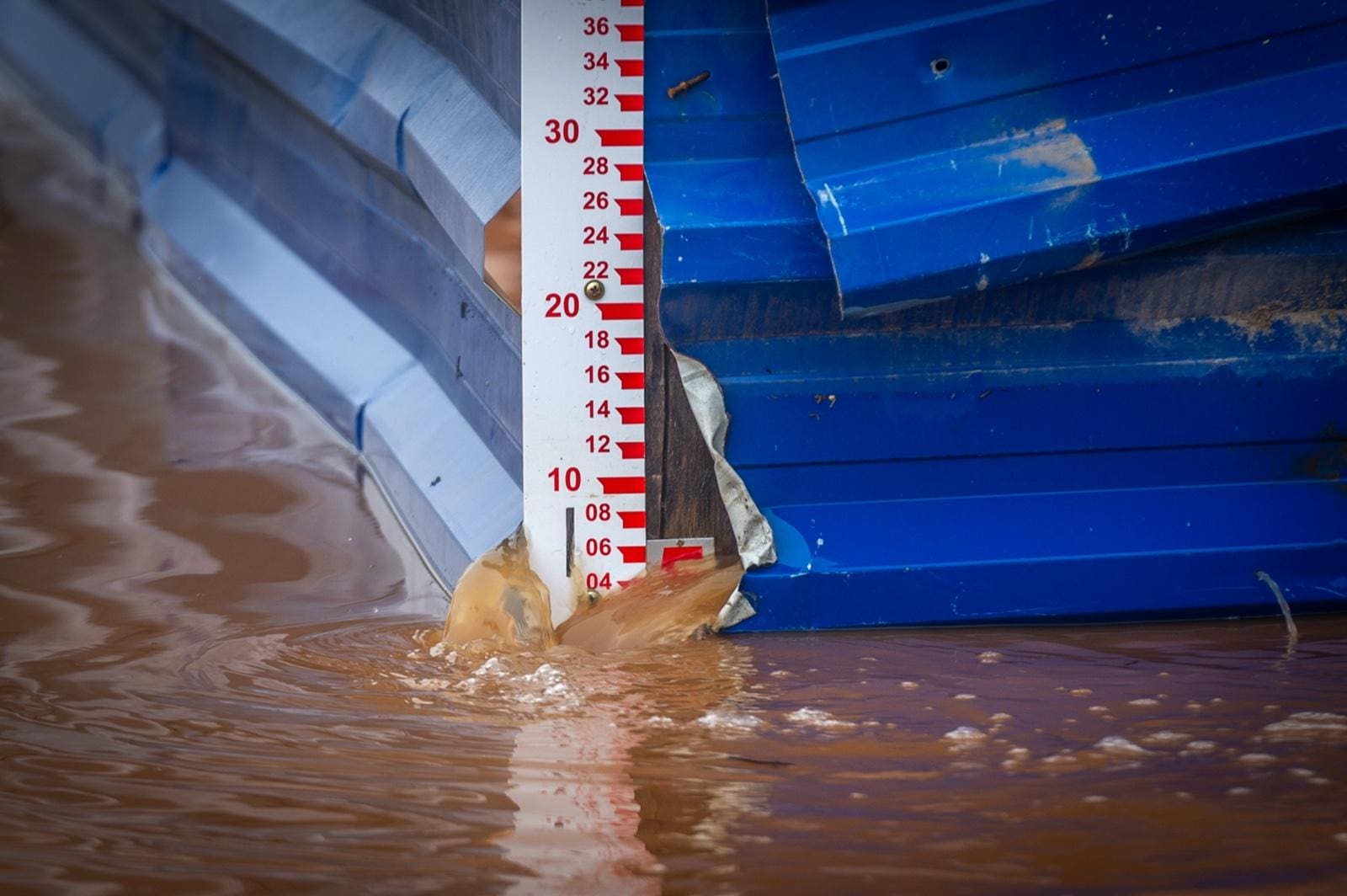 Nível da agua no Lago Guaíba beira os 5 metros na manhã deste domingo (12 de maio)