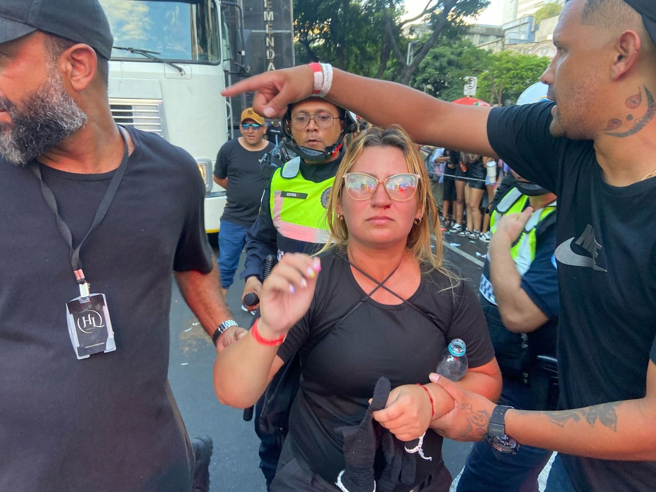 Janusa Silva trabalhava na corda do DJ Alok quando foi agredida por um homem que tentou invadir a área mais próxima ao trio elétrico