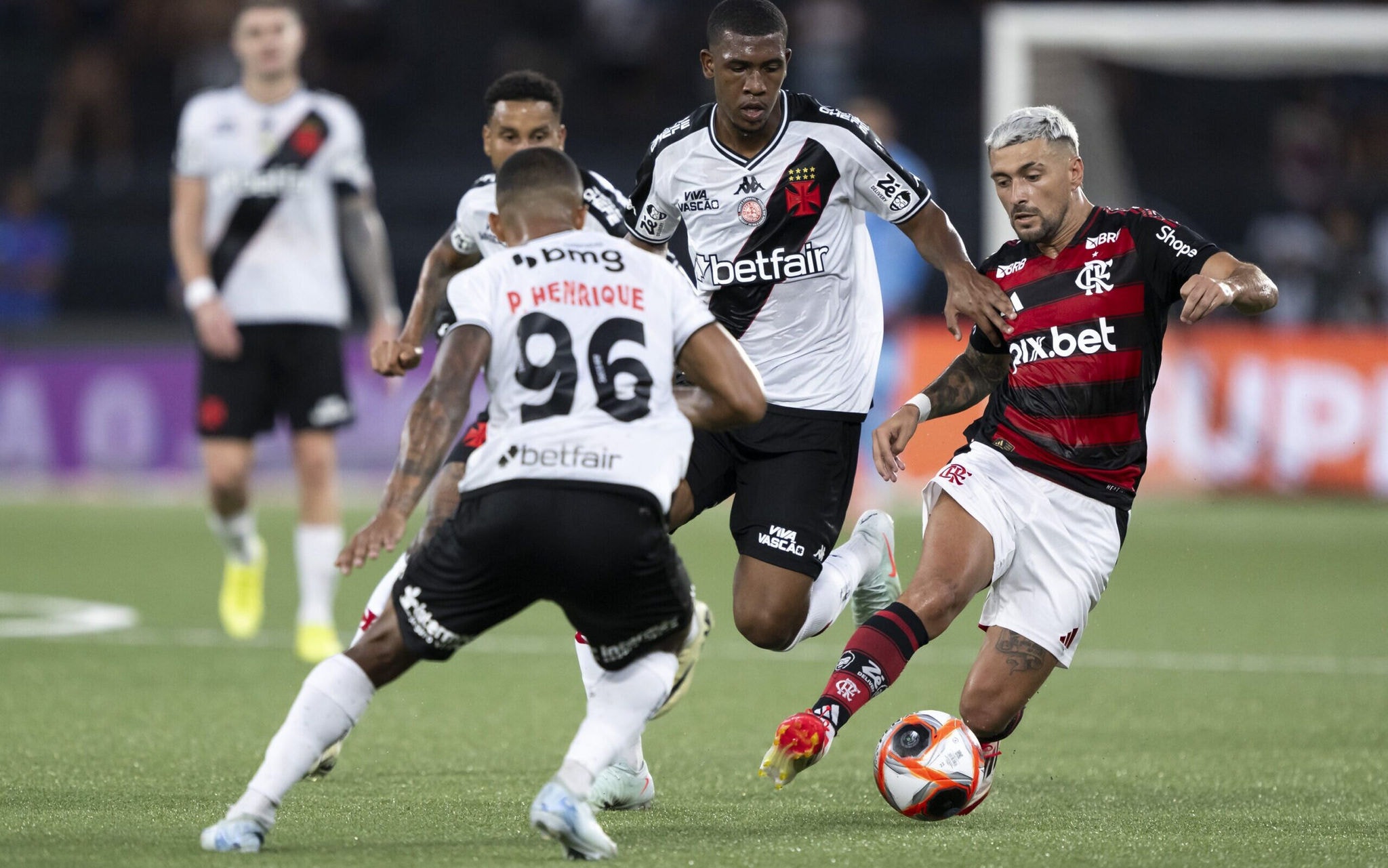 Lista completa de todos os confrontos eliminatórios entre Flamengo e Vasco ao longo da história. (Jorge Rodrigues/AGIF)