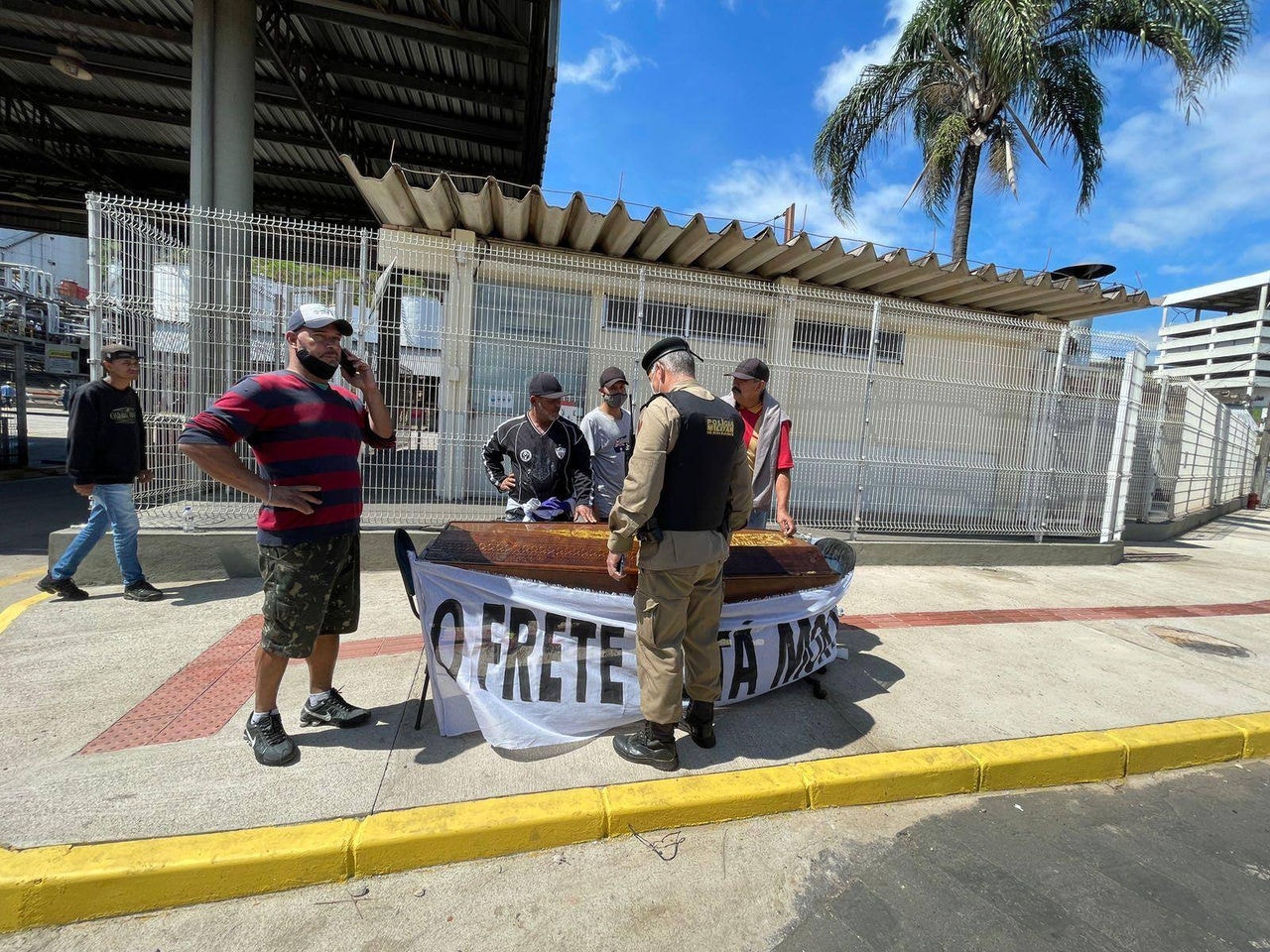 Tanqueiros mantêm paralisação em distribuidoras