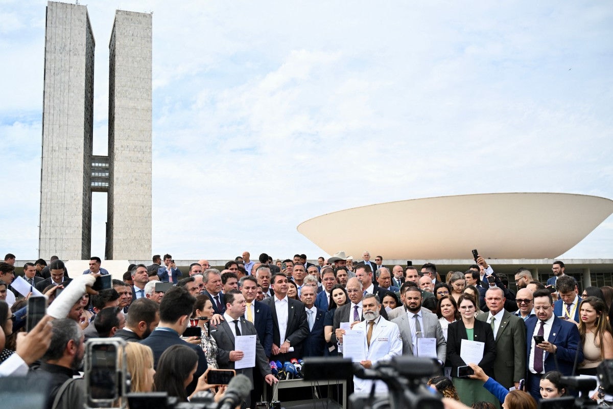 Parlamentares da oposição foram para a frente do Congresso, onde deram entrevista anunciando obstrução e pedindo anistia aos envolvidos no 8 de janeiro e impeachment de Moraes