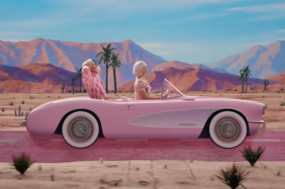 Carro da Barbie no filme é uma réplica cor de rosa do Corvette C1, lançado em 1959