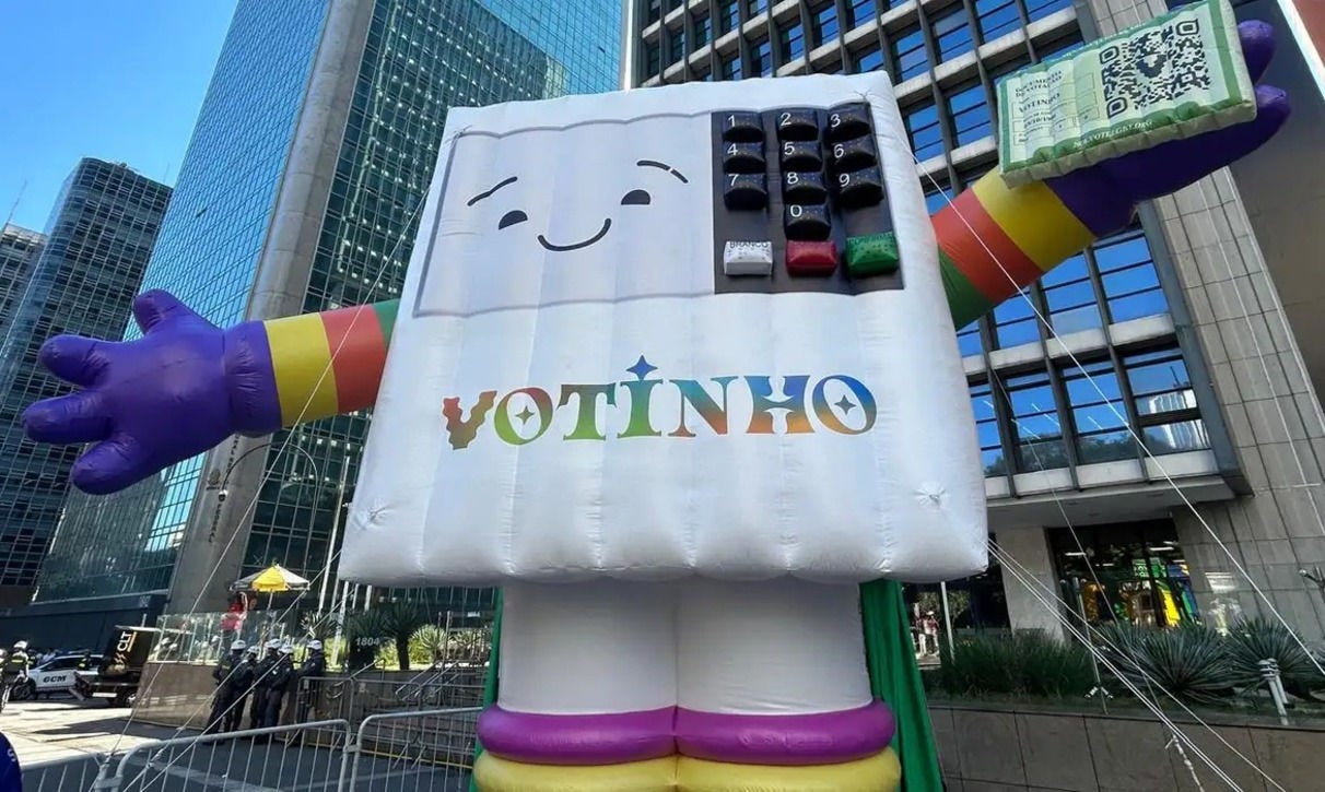 Boneco inflável batizado de 'Votinho', que simula uma urna eletrônica sorridente com as cores da bandeira da diversidade, foi levado à Parada do Orgulho LGBT+ de SP