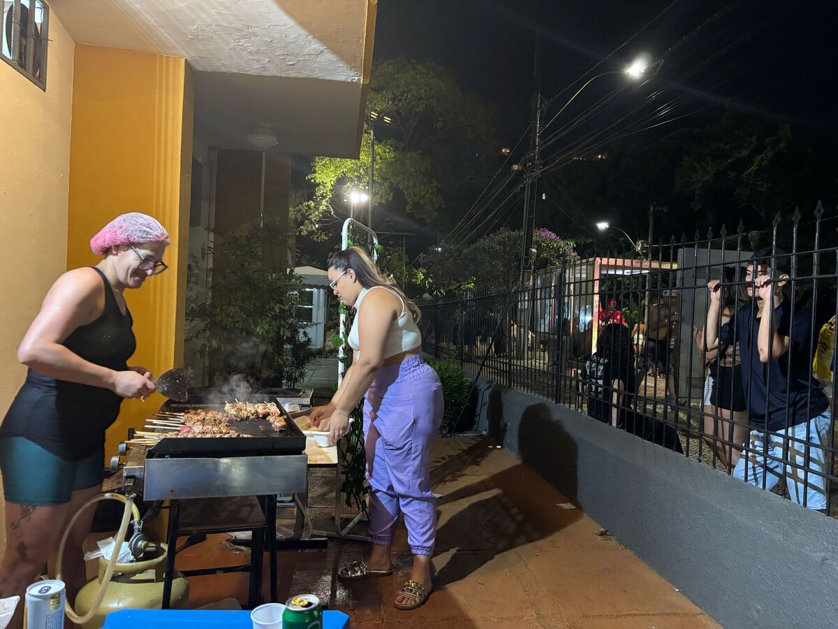 Lanchonete da Basílica de Lourdes, em BH, vende espetinho para os foliões no Carnaval