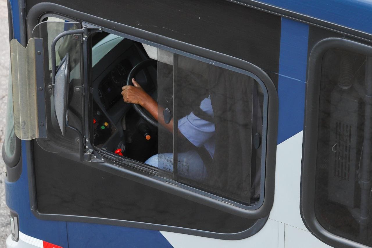motorista de ônibus transporte público urbano bhtrans