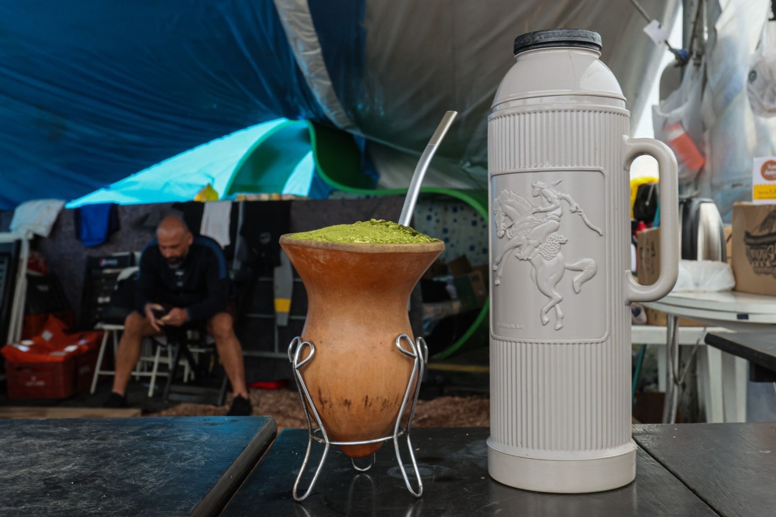 A cuia com o chimarrão segue presente no dia a dia da população atingida pelas chuvas no Rio Grande do Sul