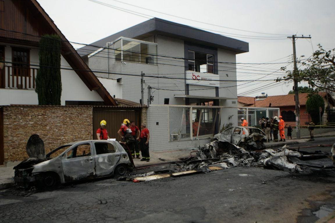 Um aviao de pequeno porte , prefixo PR - ETJ , caiu , na manha desta segunda - feira ( 21 ) , na esquina das ruas Minerva com Belmiro Braga , no bairro Cai ara , na Regiao Noroeste de Belo Horizonte MG