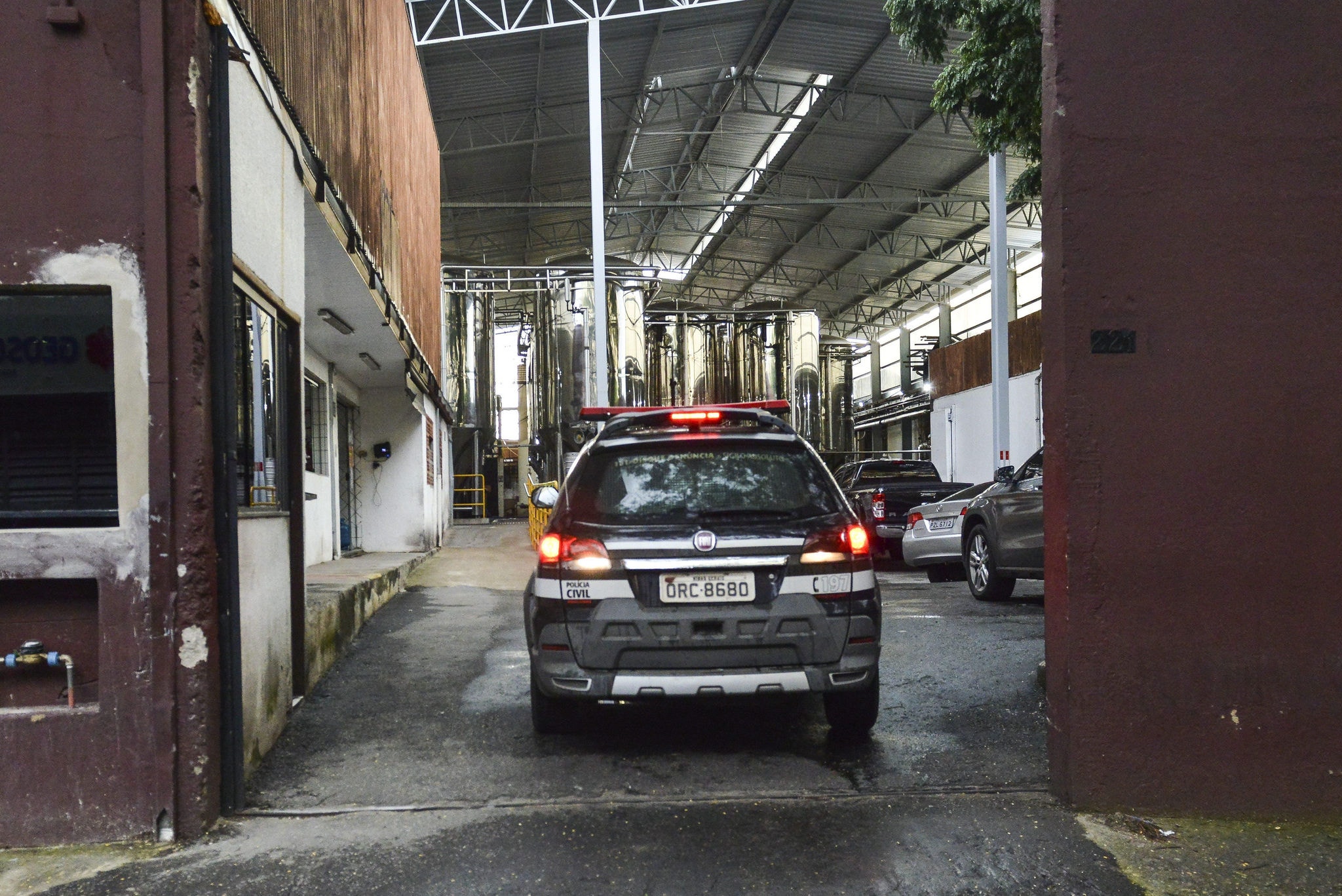 Investigação Policiais civis recolheram, ontem, documentos e novas amostras de bebidas durante operação na fábrica da cervejaria Backer, no bairro Olhos d’água, em BH