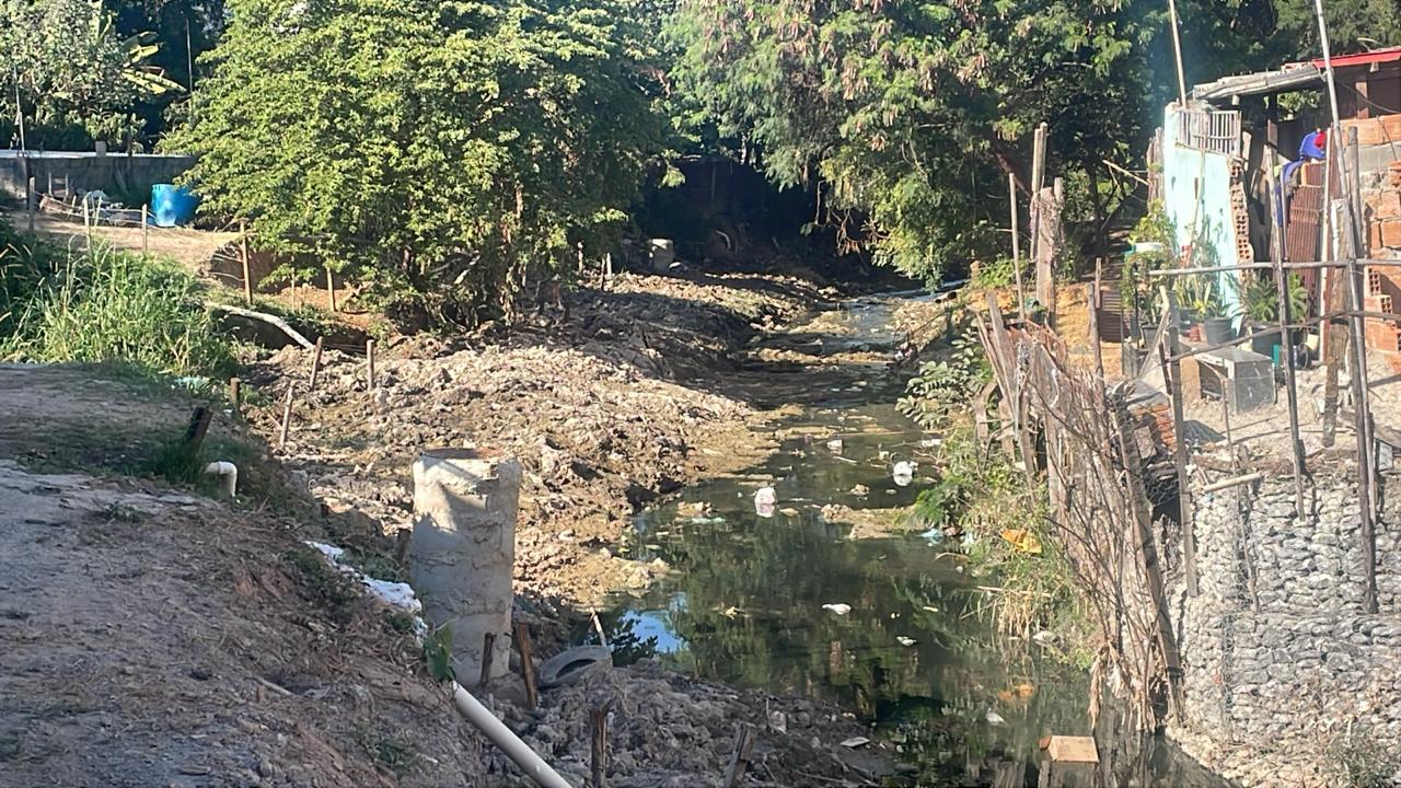  Córrego Quaresmas, que recebe o esgoto dos moradores.