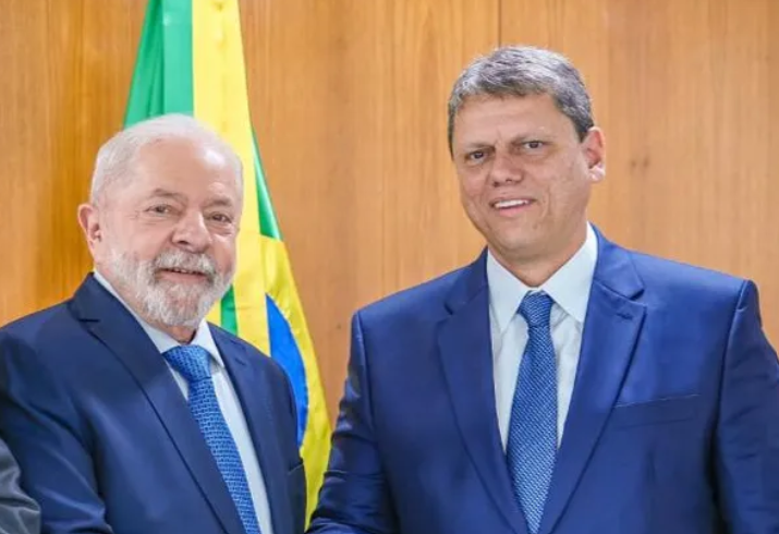 O presidente da República, Luiz Inácio Lula da Silva (PT), e o governador de São Paulo, Tarcísio de Freitas, durante reunião no Planalto 