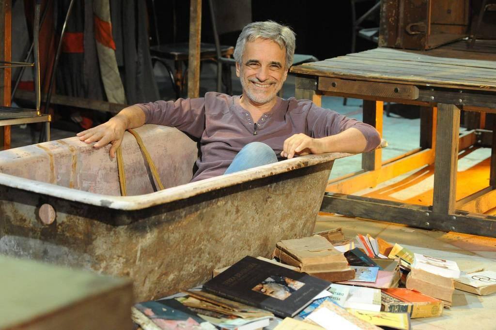 Aderbal Freire-Filho no cenário do programa "Arte do Artista", que ele apresentou na TV Brasil