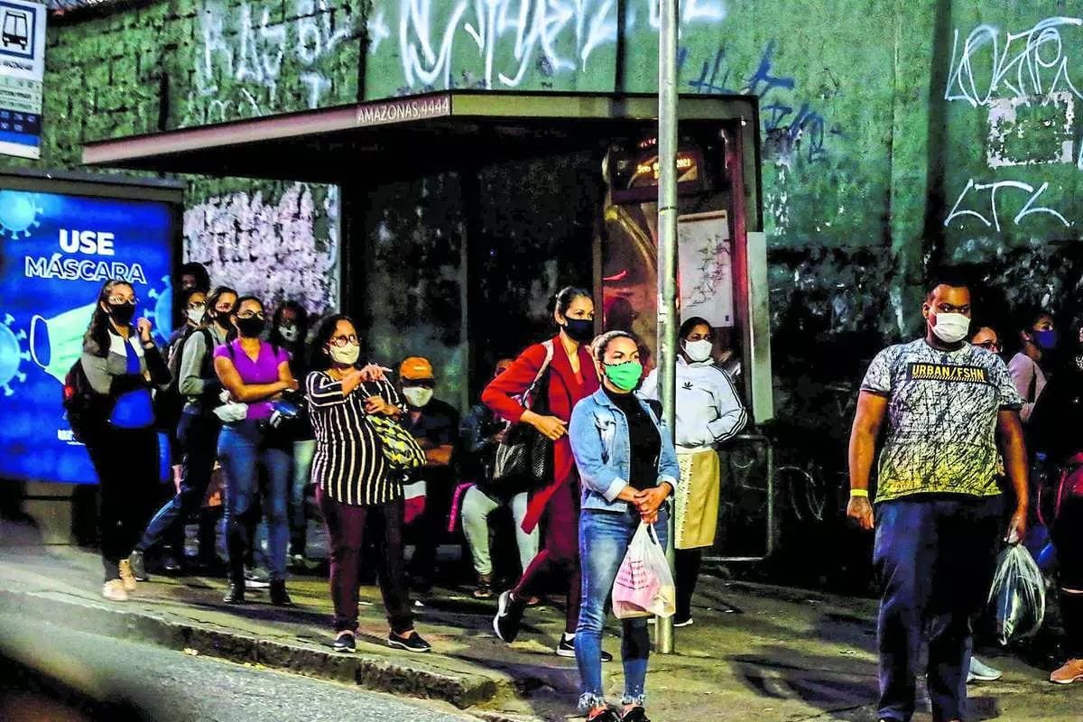 Falta de ônibus no horário noturno em BH afeta funcionários de bares e restaurantes