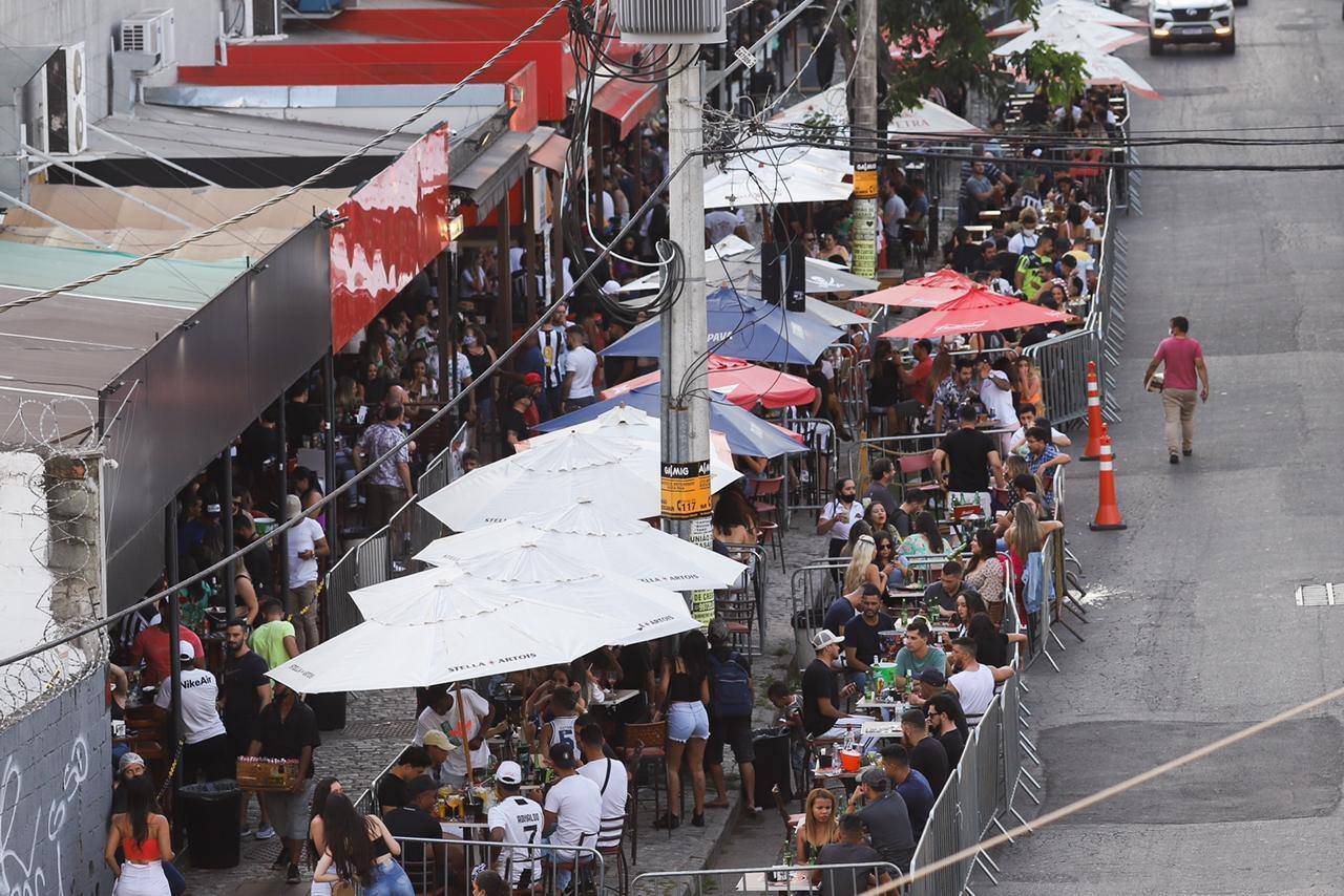 Aglomeração em bares na rua Alberto Cintra, em BH