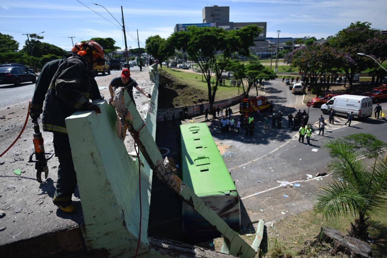 Pistas são liberadas em Contagem após ônibus cair de viaduto