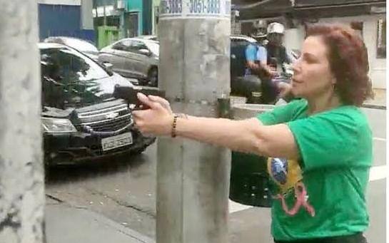 A deputada federal Carla Zambelli (PL-SP) correu pela rua com uma arma em punho apontada contra um apoiador do presidente Lula (PT) na véspera do segundo turno das eleições presidenciais de 2022