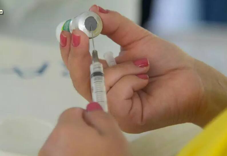 A Universidade de Oxford anunciou neste sábado (12) que retomará os testes da sua vacina contra a Covid-19
