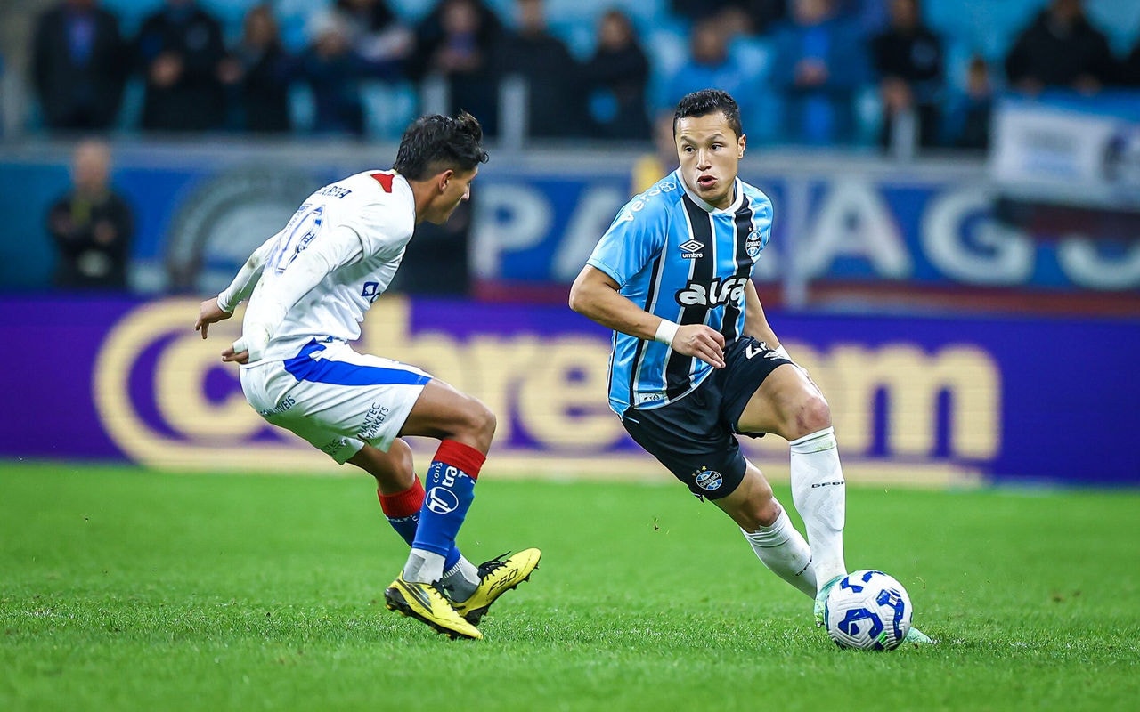 Marlon com a bola no jogo entre Grêmio e Fortaleza. (Foto: Lucas Uebel/Grêmio FBPA)