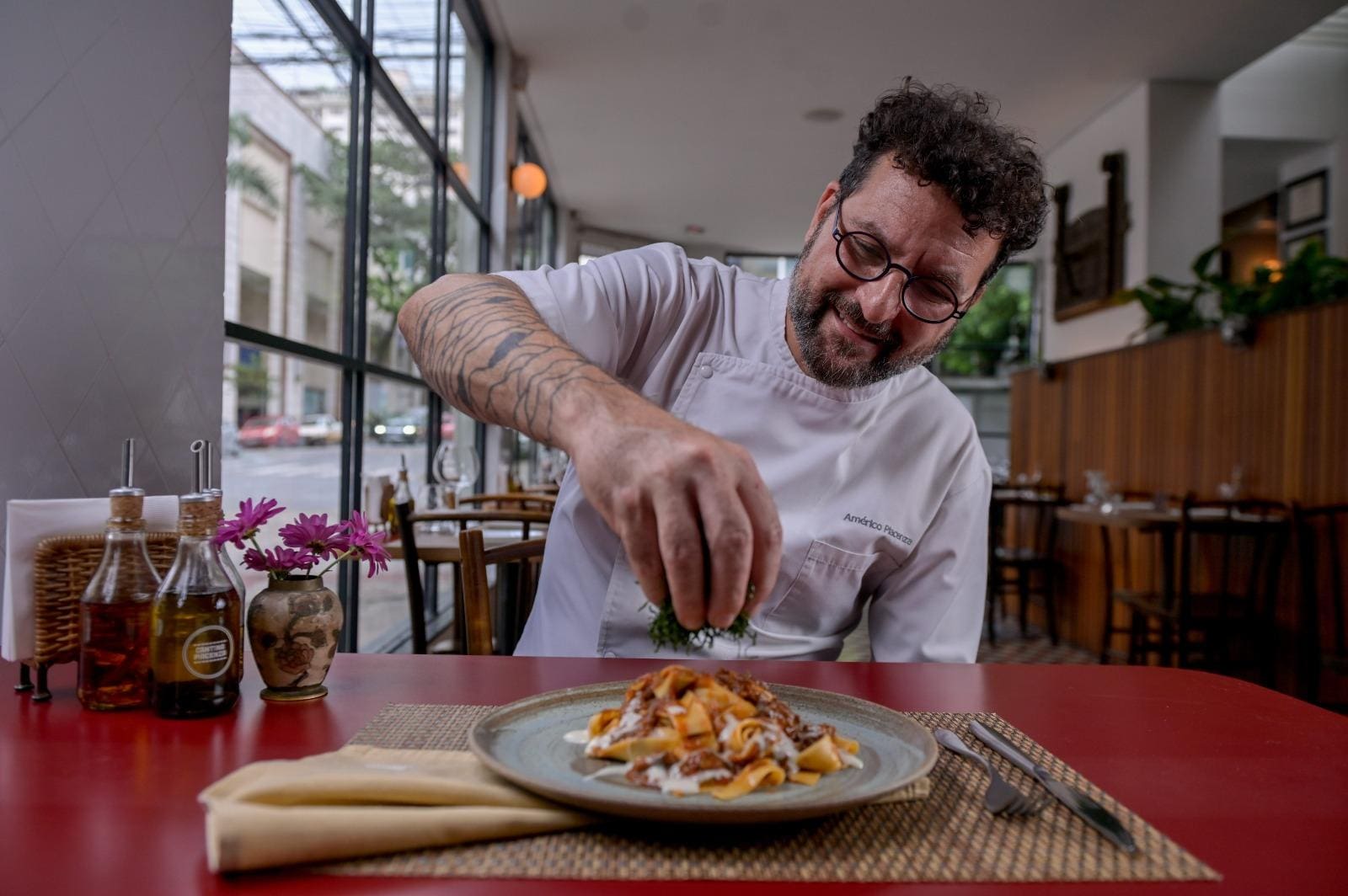 Chef Americo Piacenza, da Cantina Piacenza, prepara pappardelle com carne de sol, requeijão e crocante de couve (Foto: Fred Magno)
