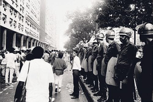 História O registro da passeata do Movimento Negro em 1988 é uma das 200 fotografias presentes no livro, tiradas por Januário Garcia