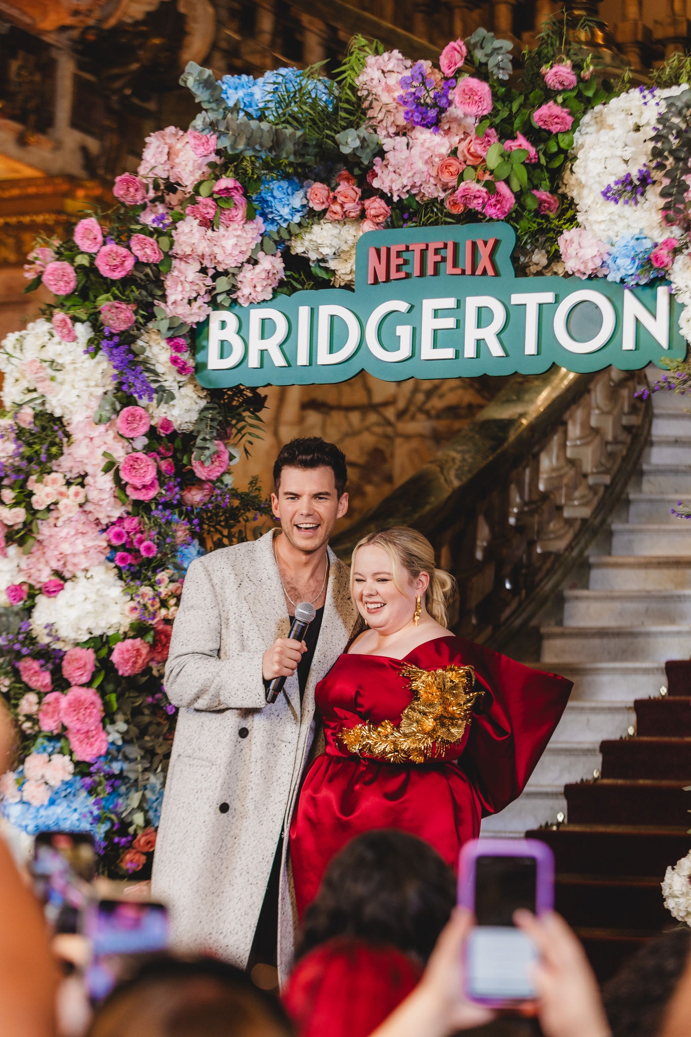 Luke Newton e Nicola Coughlan participaram da festa de divulgação da terceira temporada de 'Bridgerton', no Rio de Janeiro