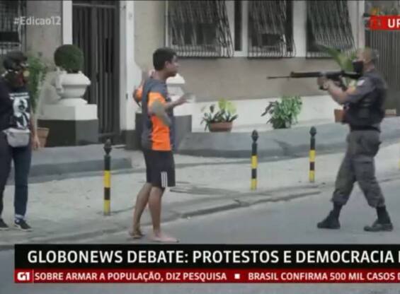 Policial aponta fuzil contra manifestante desarmado durante protesto racial no Rio de Janeiro