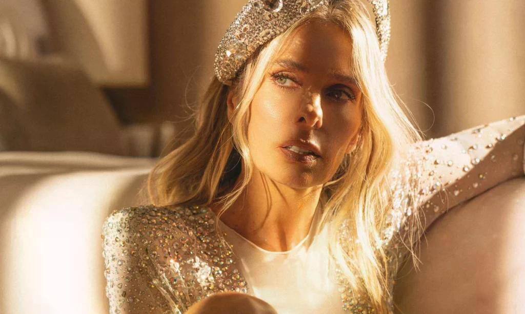 Apresentadora de A Fazenda, Adriane Galisteu esbanja bumbum perfeito de fio-dental vermelho e explana beleza
