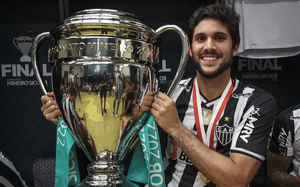 Igor Rabello com a taça do Campeonato Mineiro de 2022 (Foto: Pedro Souza/ Atlético-MG)