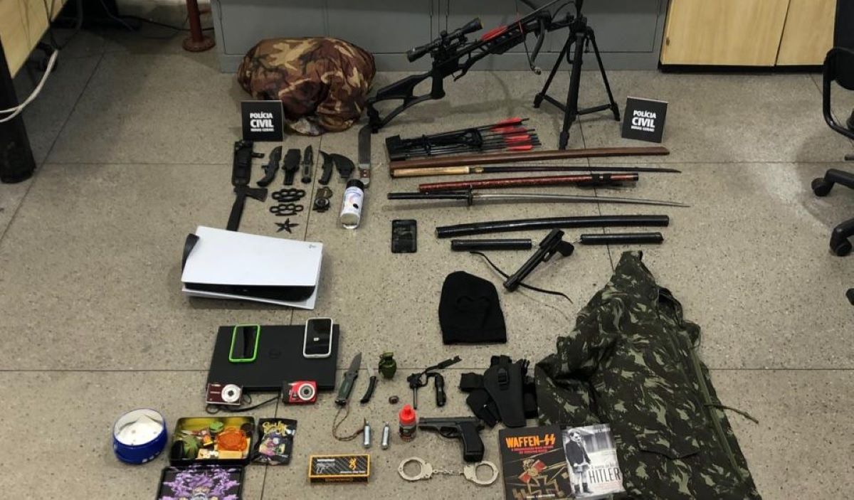 Polícia Civil apreendeu diversas armas brancas durante a operação  