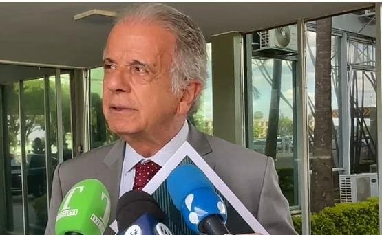 Ministro da Defesa, José Múcio, conversou com a imprensa minutos antes de se reunir com Lula