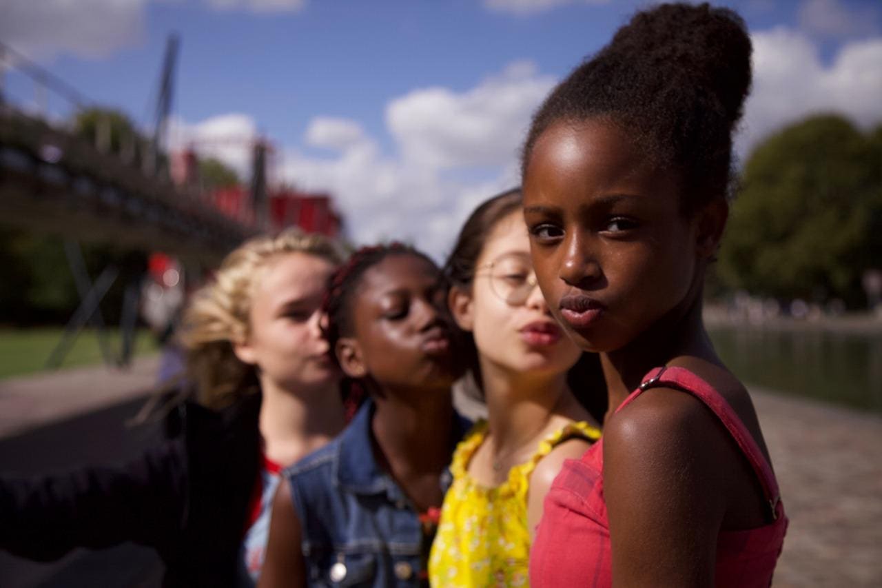 "Mignonnes", em cartaz na Netflix, tem sido acusado de hipersexualizar crianças, mas se defende ao dizer tratar-se de um comentário social