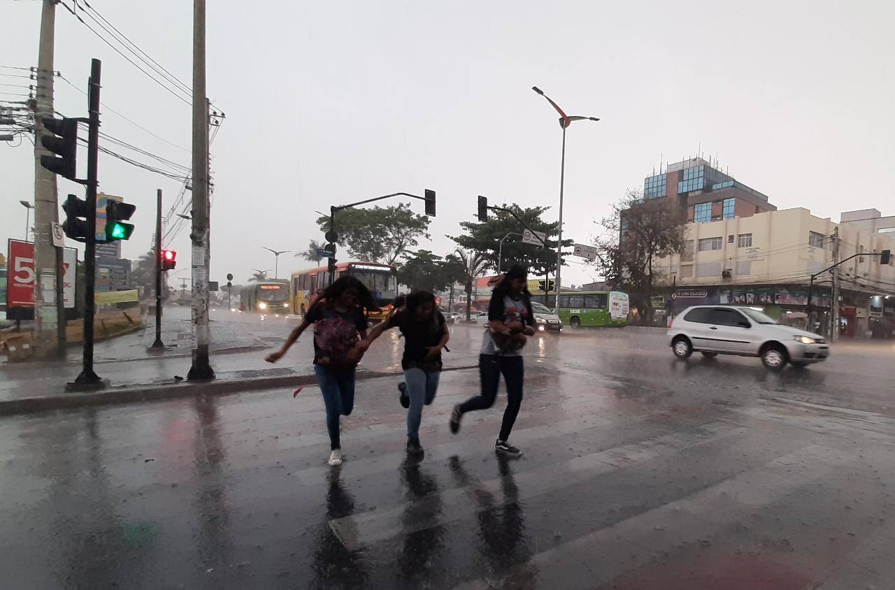 Moradores correm por causa da chuva forte
